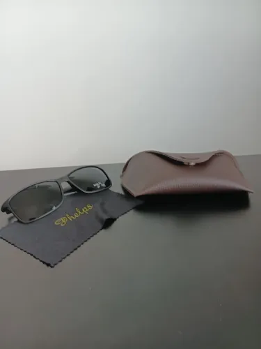 Óculos de sol com paninho para limpar e Caxia de proteção