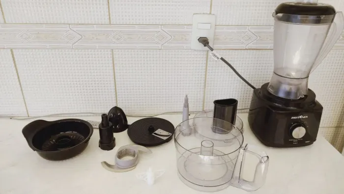 Multiprocessador Britânia, com copo e motor quebrado - Para Conserto ou Retirada de Peças