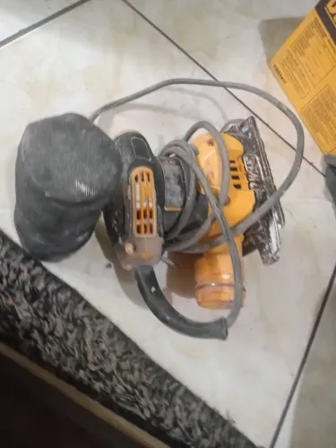 Lixadeir elétrica marca dewalt