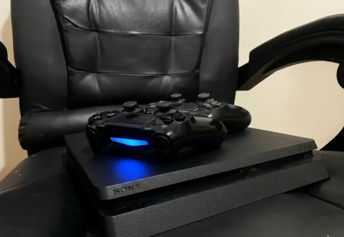 PlayStation 4 Slim 1TB - 2 controles