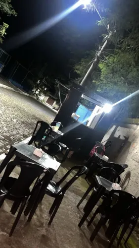 Vendo trailer food truck barato, com 4 jogos de mesas,1 chapa grande, 2 fritadeiras.