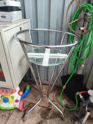 Mesinha bistrô faltando o vidro da parte de cima
