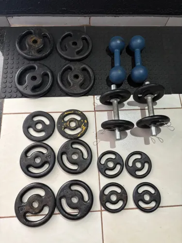Anilhas, pesos, musculação em casa