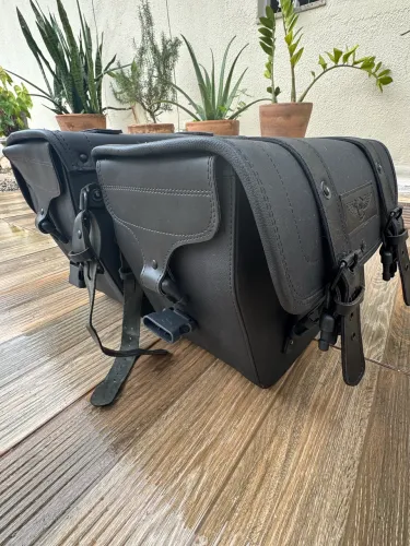 Bolsa Lateral de Moto em Couro Preto