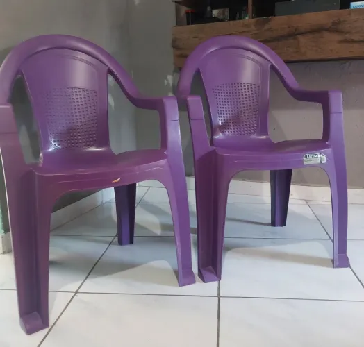 Cadeiras de Plástico Roxa Resistente para Jardim / Área de Lazer