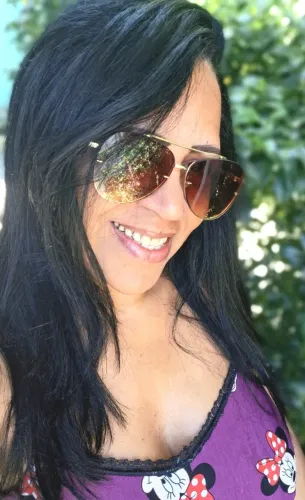 Cuidadora de idosos e téc de enfermagem. 