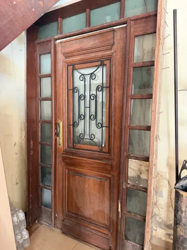 Porta madeira maciça com acabamento de luxo