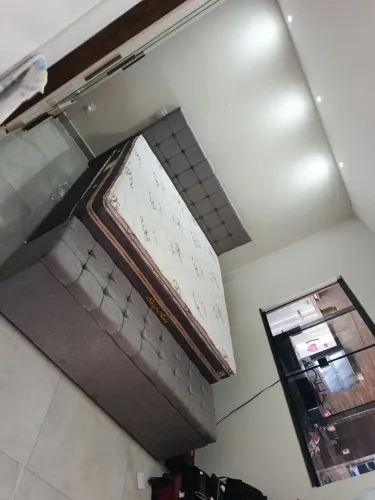 Cama super King com colchão confortável