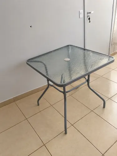 Mesa tampo de vidro 4 lugares em ótimo estado