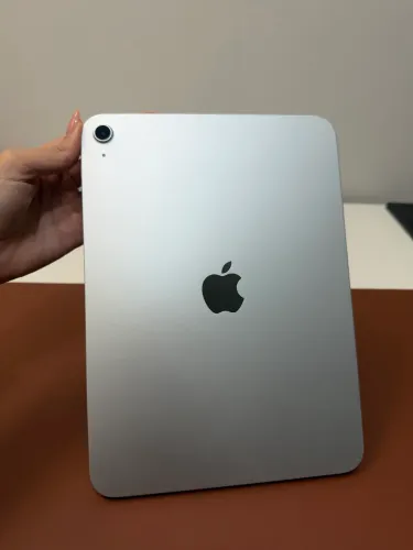iPad A16 prata, apenas 3 meses de uso, perfeito estado + keyboard de brinde