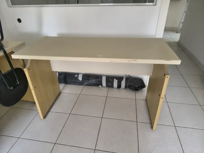 Mesas e cadeiras para escritorio
