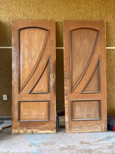 Vendo portas de madeira semi sólida com maçanetas, tenho de 60 e 80 cm