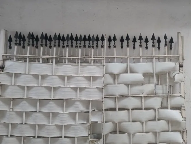 Portão de ferro branco em perfeito estado sem nenhum podre