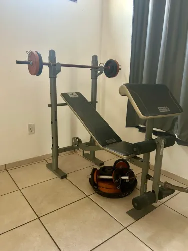 Aparelho de musculação + Halteres + Anilhas (compacto e robusto)