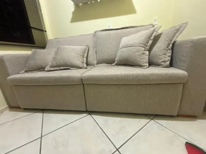 Sofá-Cama em Linho com Almofadas - Ótima Estrutura
