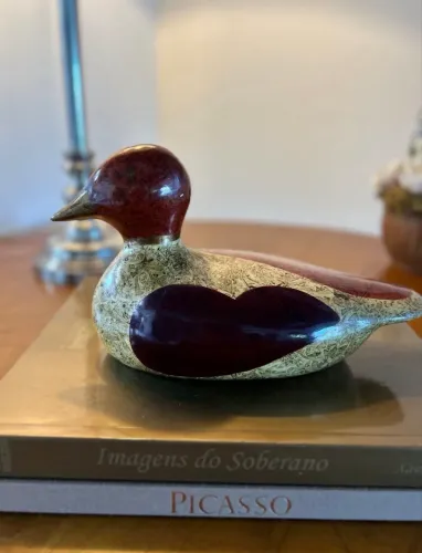 Pato em cerâmica decorativo