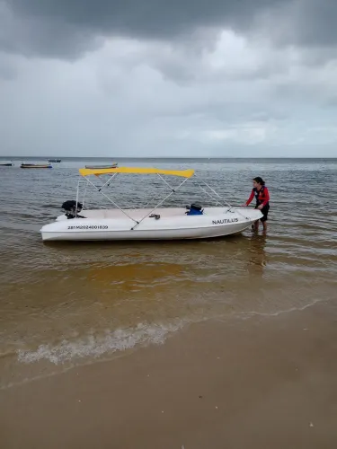 Embarcação em fibra, medindo 4,8m, capac. 1+4, motor 6,5 Pantaneiro c/ partida elétrica.