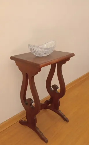Mesa lateral torneada estilo antigo madeira nobre