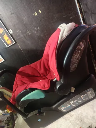 Cadeirinha com suporte pra automóvel