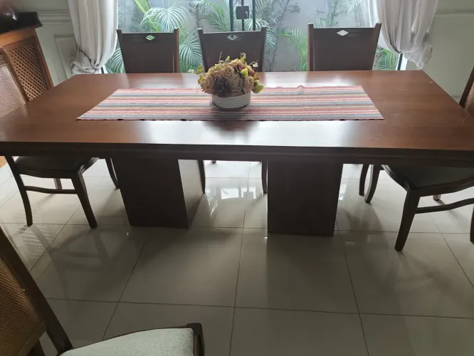 Mesa de jantar em madeira com 8 cadeiras . Cidade de Franca SP 