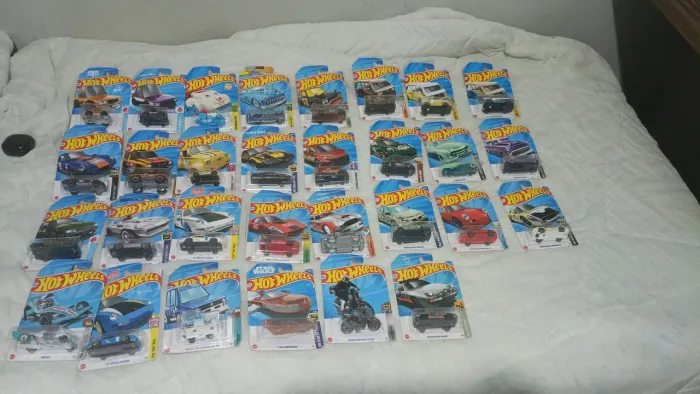LOTE HOT WHEELS - COLEÇÃO COM APROXIMADAMENTE 30 CARRINHOS LACRADOS