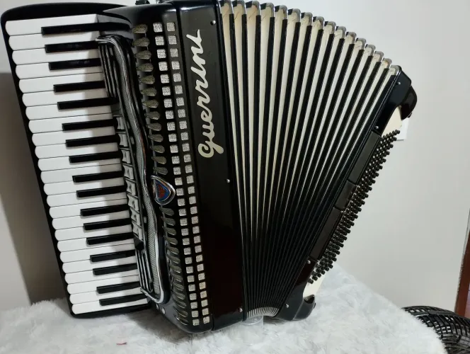 Acordeon. Guerrini 120 bx