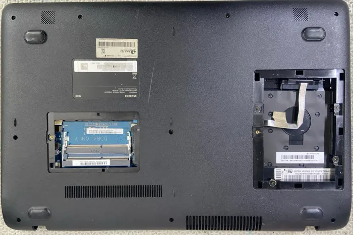 Placa com carcaça de notebook NP300E5M