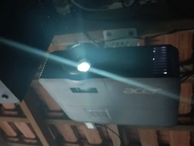 Vendo projetor Acer acompanha bolsa transporte e smart Intelbras android