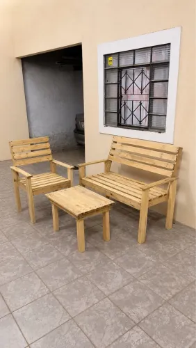 Conjunto de bancos e mesinha para área externa