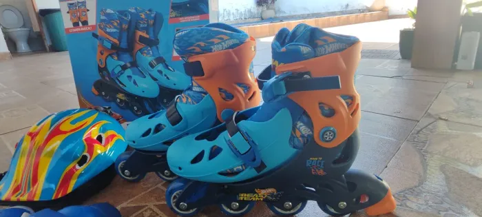 Kit Patins Infantil Hot Wheels Ajustável + Kit de Proteção Completo (Com Caixa)