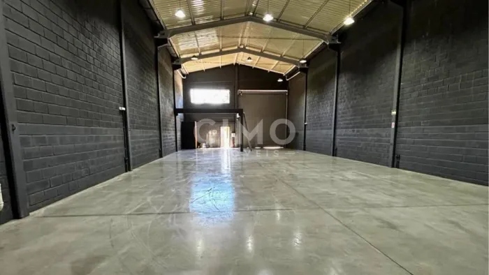 Galpão Comercial de 300 m² em Localização Estratégica  Próximo à BR-101 [002674]