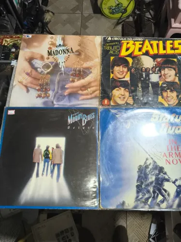 Lote com quatro disco de vinil sendo um dos bicos duplo clássicos