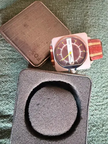 Relógio fóssil com pulseira em couro e mostrador quadrado