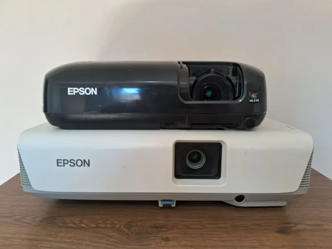 2 projetores Epson S6 / 260D (Com Defeito)