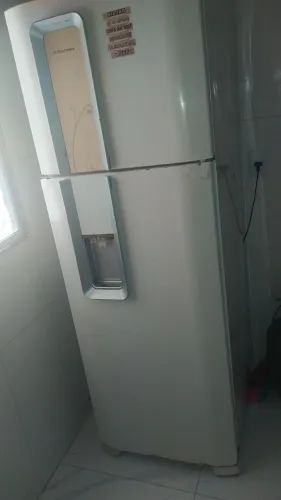 Vendo uma gelaira com um preço de desapego