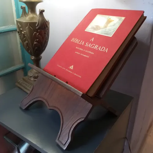 Antigo Suporte em Madeira Maciça com A Bíblia Sagrada