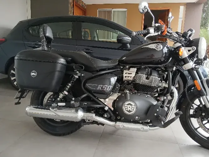 Super Meteor 650 2025 com acessórios