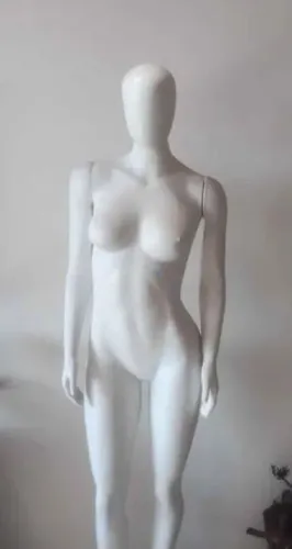 MANEQUINS DE PLÁSTICO