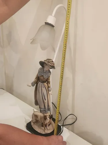 Abajur Decorativo Vintage com Escultura Feminina e Cão - Estilo Clássico