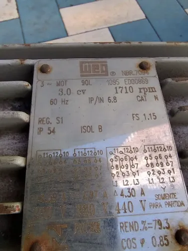 Motor elétrico trifásico Weg 3 C.V. 1.710 Rpm 220, 380 , 440 V