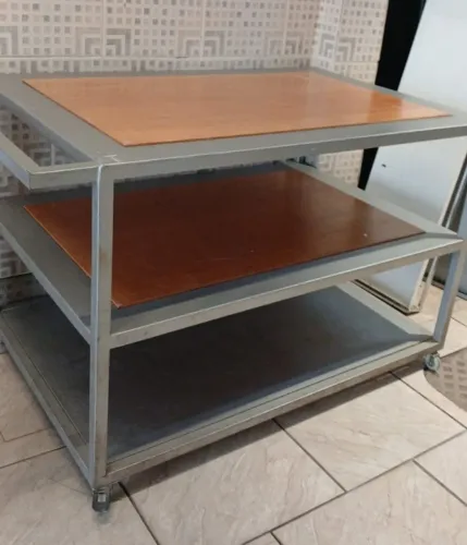 Mesa expositora com rodinhas 