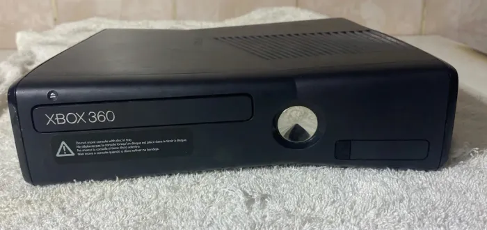 XBOX 360 SLIM + 2 CONTROLES-DESBLOQUEADO-SEM FONTE - DANDO LUZ VERMELHA
