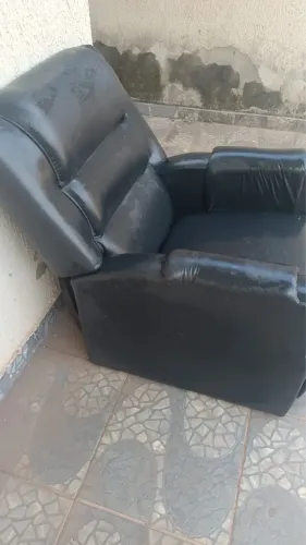 Poltrona preta com pequenos defeitos