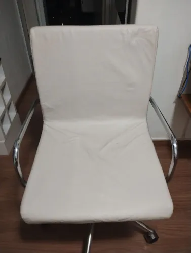 Cadeira estofada giratória cromada em ótimo estado de conservação.