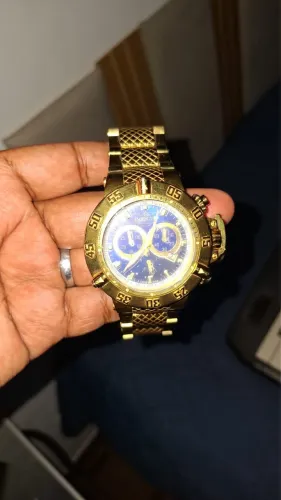 um relógio de pulso da marca Invicta