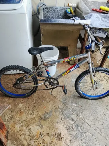 Vende se bicicleta aro 20 em bom estado usada tendo que concertar algumas coisas