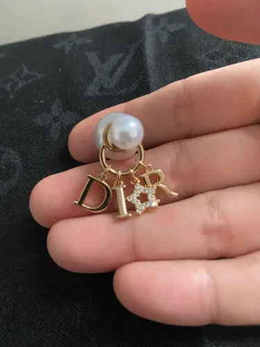 Brincos Christian dior pérolas e detalhes dourados
