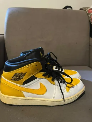 Air Jordan 1 Mid University Gold