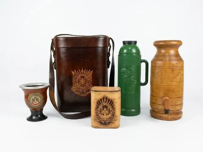 LOTE: COMPLETO TRADICIONAL GAÚCHO DE CHIMARRÃO - MATEIRA EM COURO, CUIA, GARRAFA TÉRMICA .