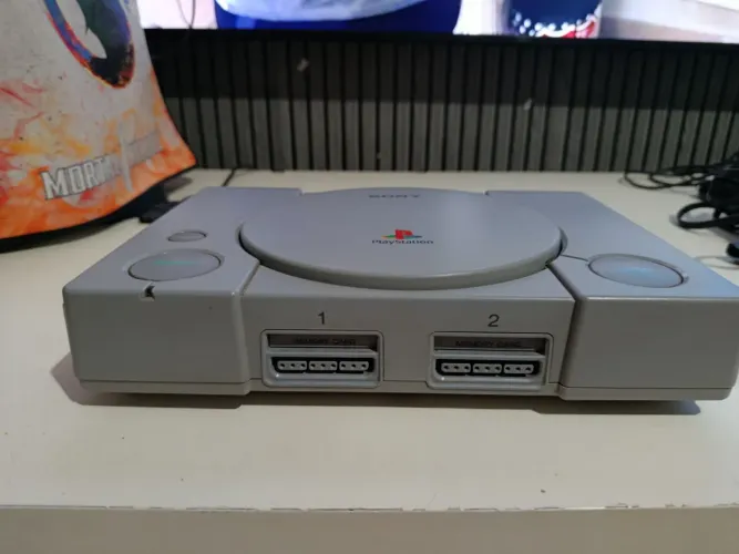 Playstation one acompanha 1 controle cabos